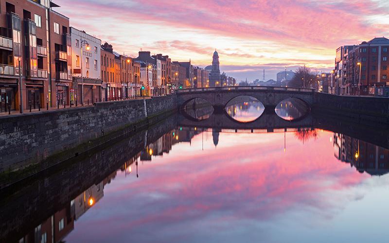 长沙小国投资入籍选哪家？如何选择合适的移民服务机构